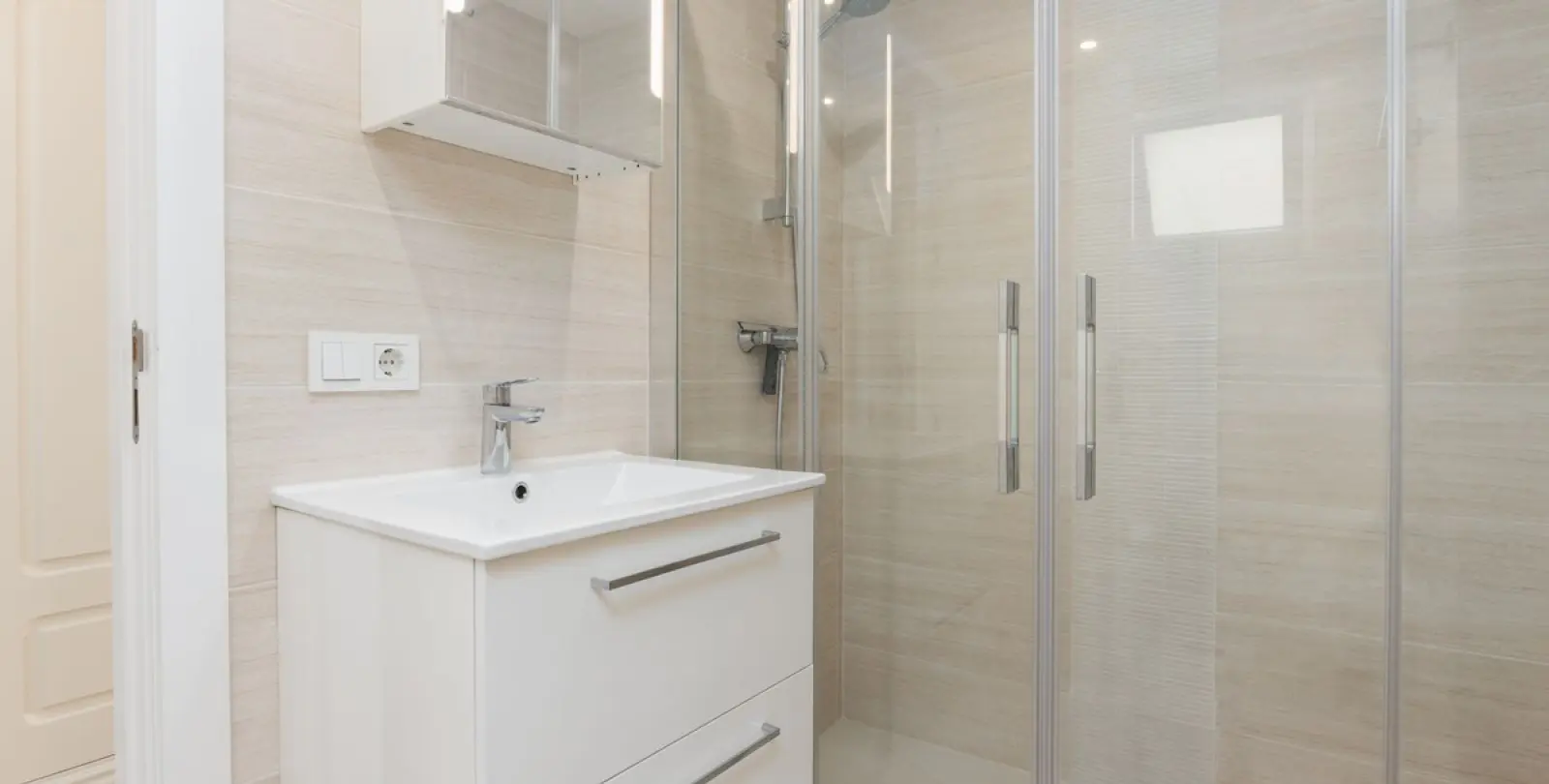 Alquiler a largo plazo de apartamento en planta media en Nueva Andalucía 18