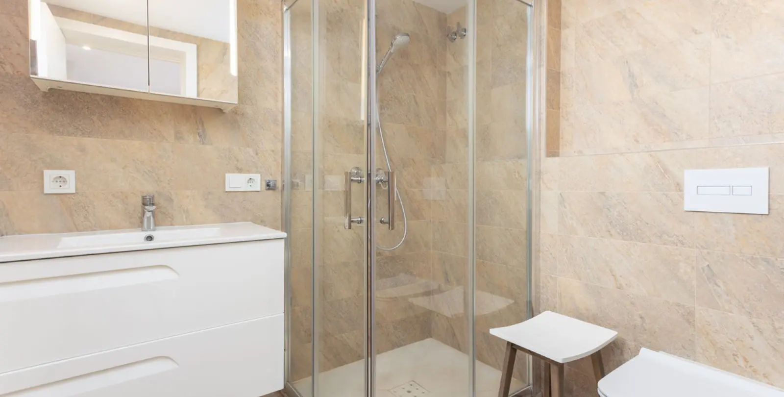 Alquiler a largo plazo de apartamento en planta media en Nueva Andalucía 24