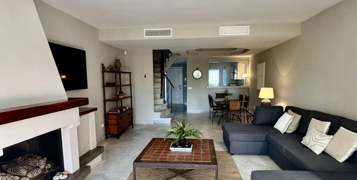 Long-term rent of townhouse in New Golden Mile 2