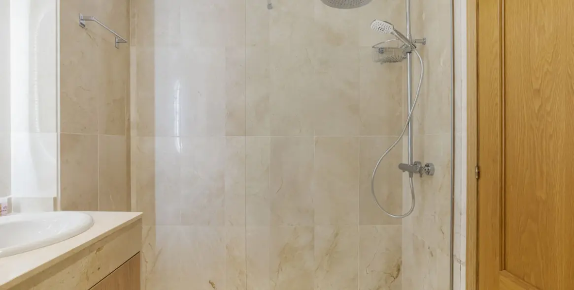 Долгосрочная аренда апартаментов на первом этаже в Estepona 16