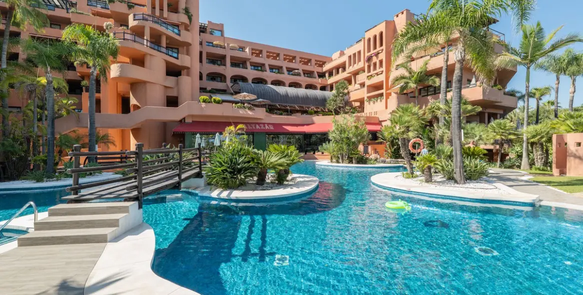 Long-term rent of middle floor apartment in Estepona 1