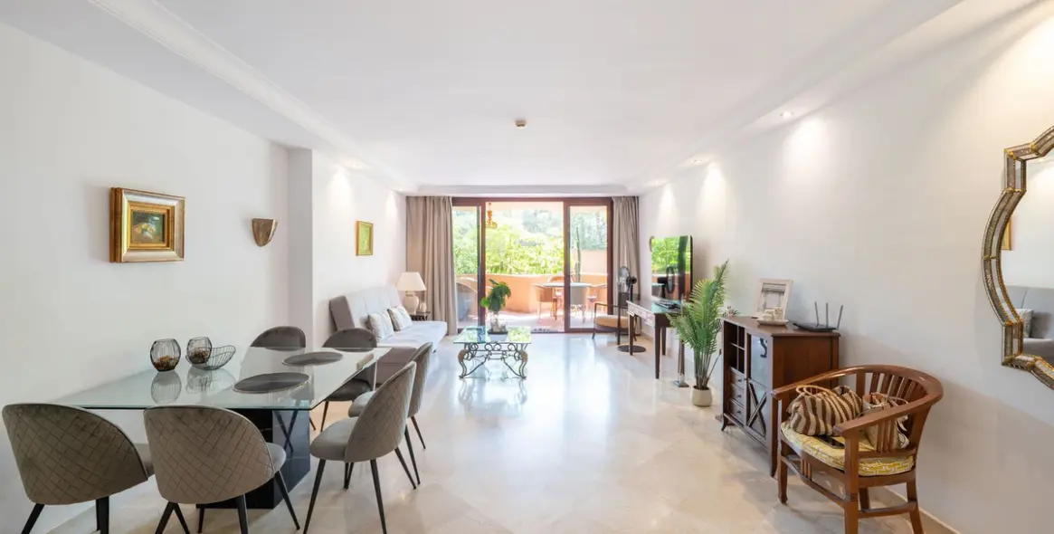 Long-term rent of middle floor apartment in Estepona 2