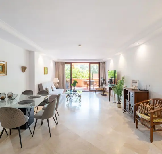 Долгосрочная аренда апартаментов на среднем этаже в Estepona