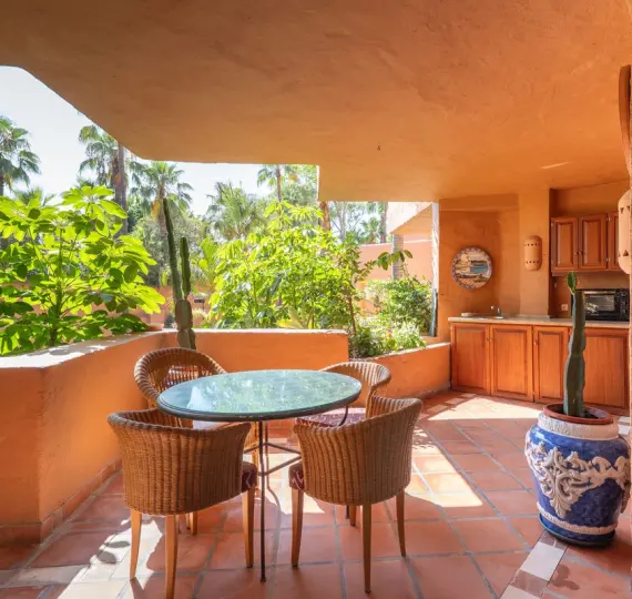 Долгосрочная аренда апартаментов на среднем этаже в Estepona