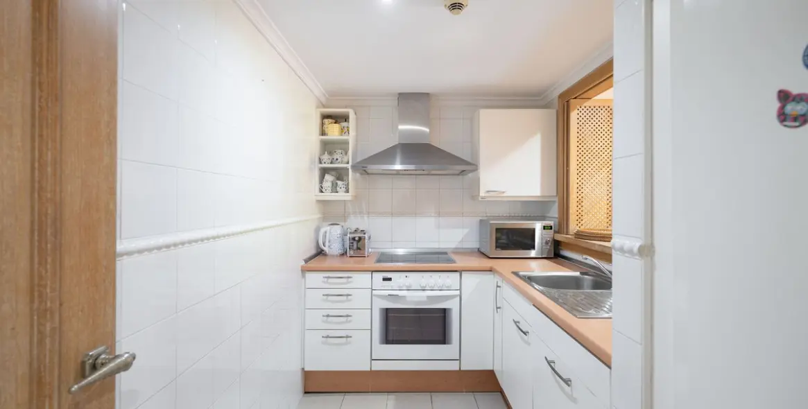 Long-term rent of middle floor apartment in Estepona 11