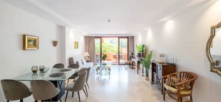 Long-term rent of middle floor apartment in Estepona 1