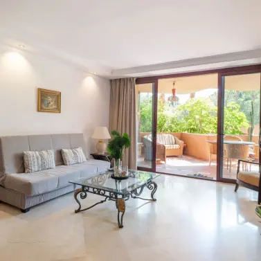 Long-term rent of middle floor apartment in Estepona