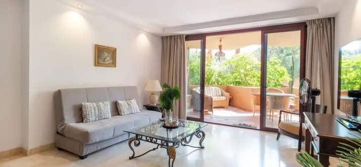 Long-term rent of middle floor apartment in Estepona 3