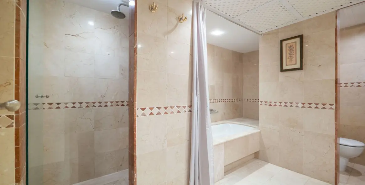 Долгосрочная аренда апартаментов на среднем этаже в Estepona 28