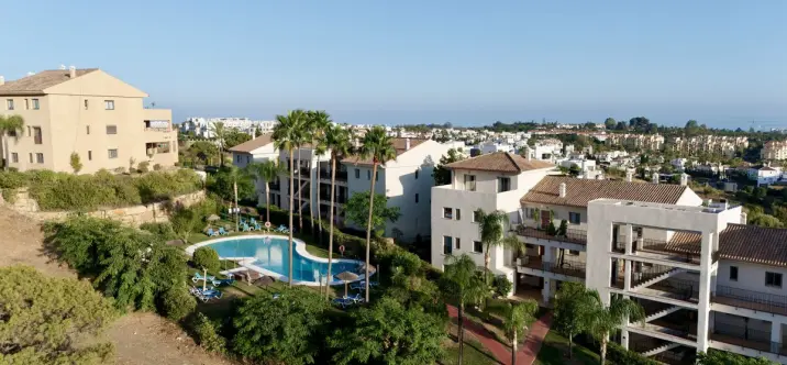 Long-term rent of middle floor apartment in Estepona 2