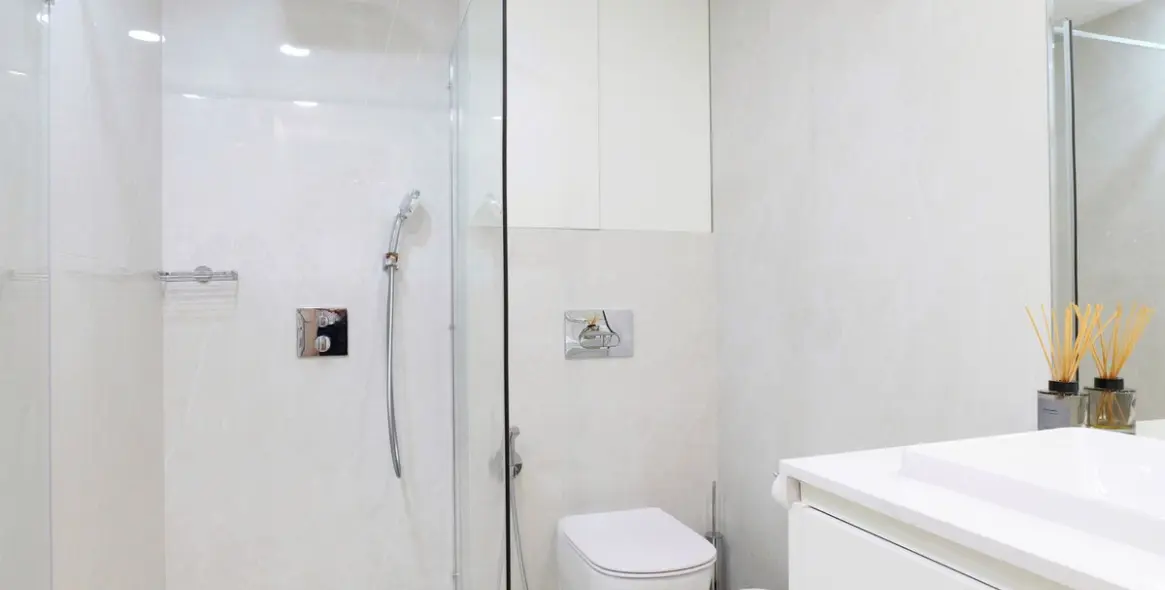 Alquiler a largo plazo de apartamento en planta media en Estepona 7