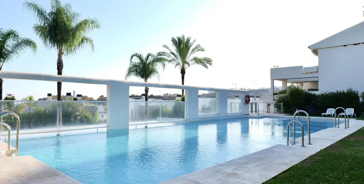 Alquiler a largo plazo de apartamento en planta media en Estepona 26