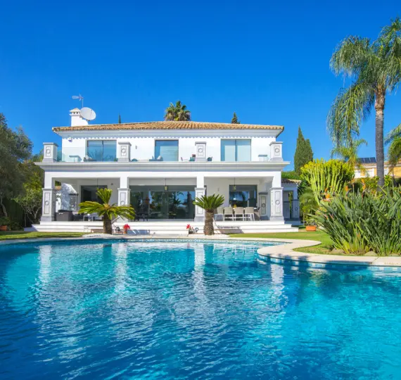 Short-term rent of detached villa in Nueva Andalucía