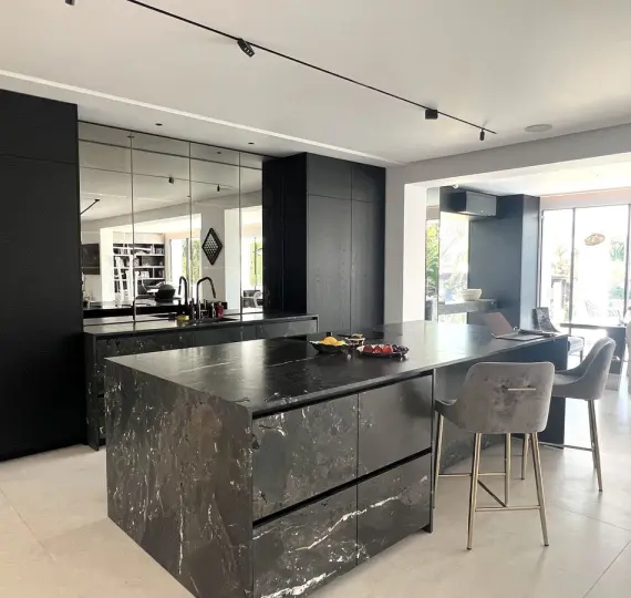 Short-term rent of detached villa in Nueva Andalucía