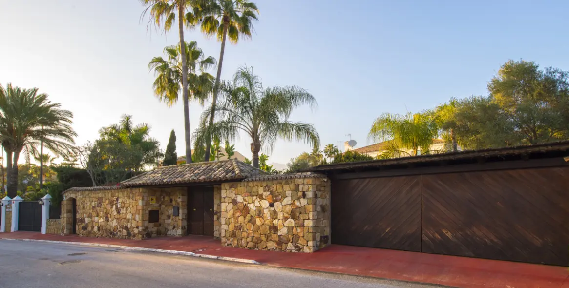 Alquiler a corto plazo de villa independiente en Nueva Andalucía 28