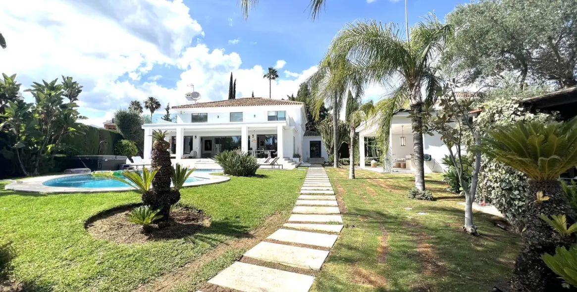 Alquiler a corto plazo de villa independiente en Nueva Andalucía 33