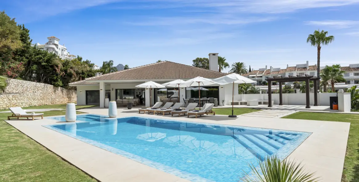 Long-term rent of detached villa in Nueva Andalucía 1