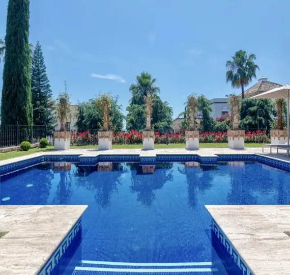 Short-term rent of detached villa in Sierra Blanca