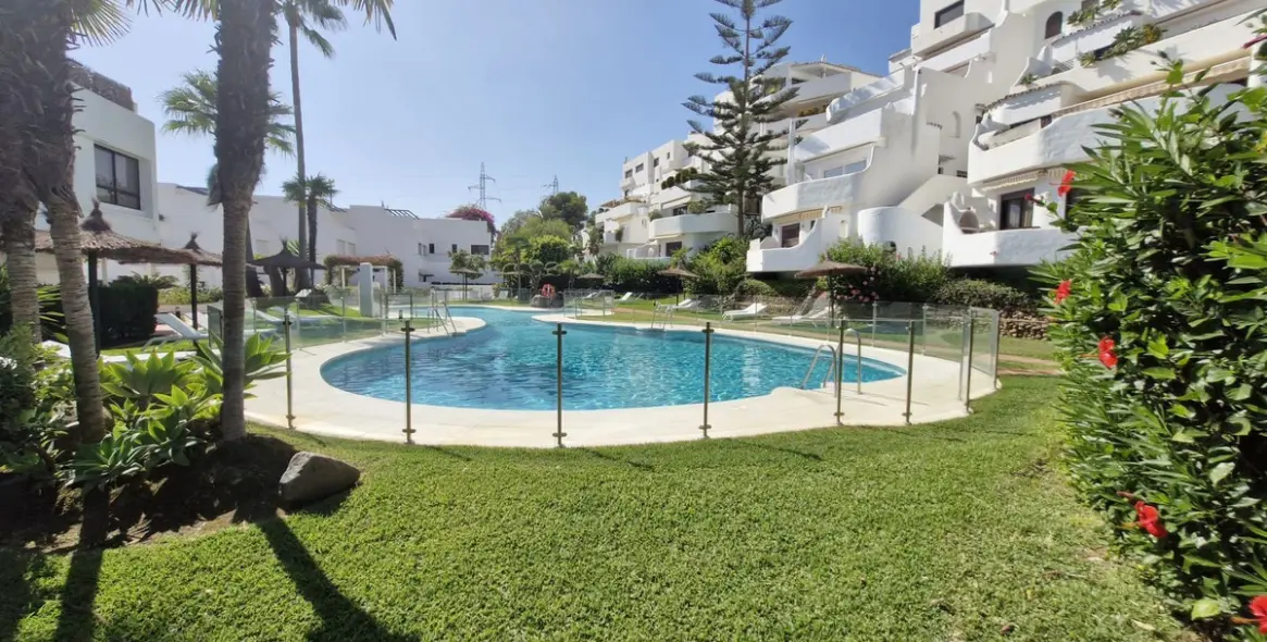 Долгосрочная аренда апартаментов на среднем этаже в Marbella (район The Golden Mile) 1