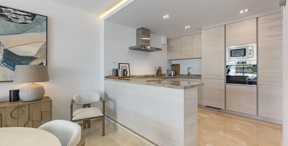 Short-term rent of middle floor apartment in The Golden Mile 12