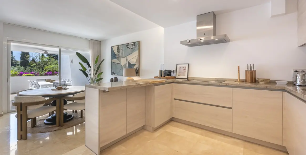 Short-term rent of middle floor apartment in The Golden Mile 14