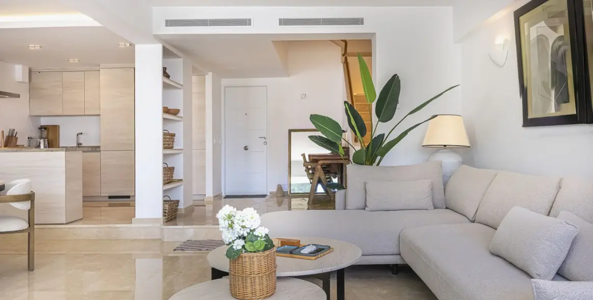 Short-term rent of middle floor apartment in The Golden Mile 17