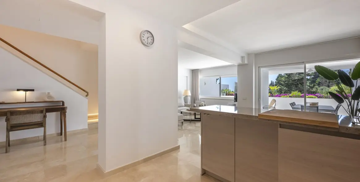 Short-term rent of middle floor apartment in The Golden Mile 18