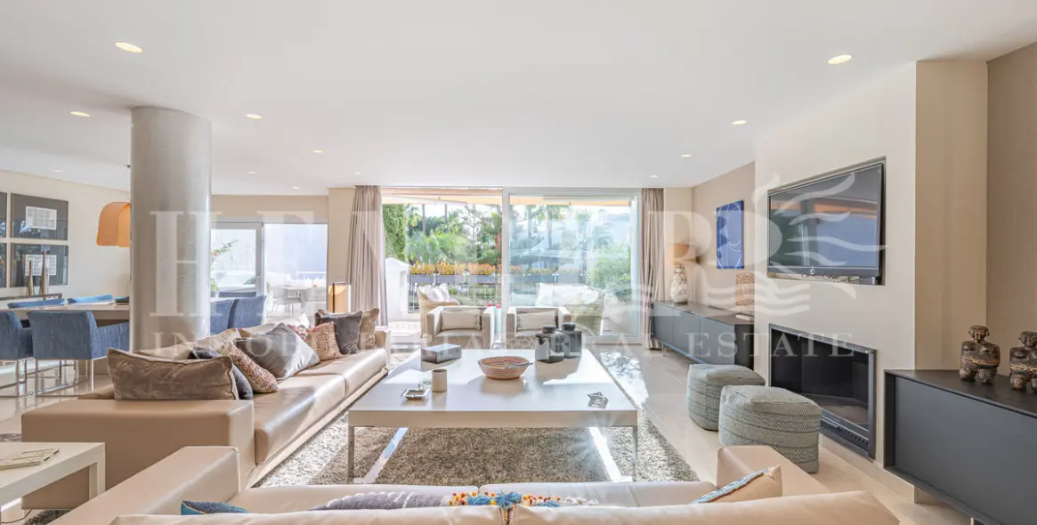 Short-term rent of penthouse in The Golden Mile 2