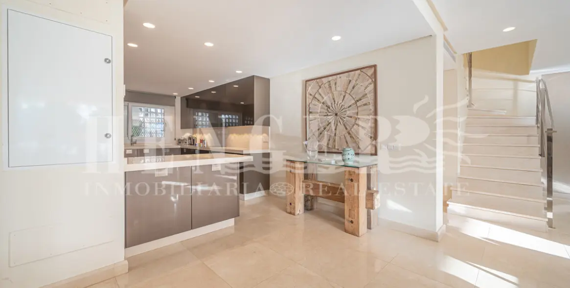 Short-term rent of penthouse in The Golden Mile 15