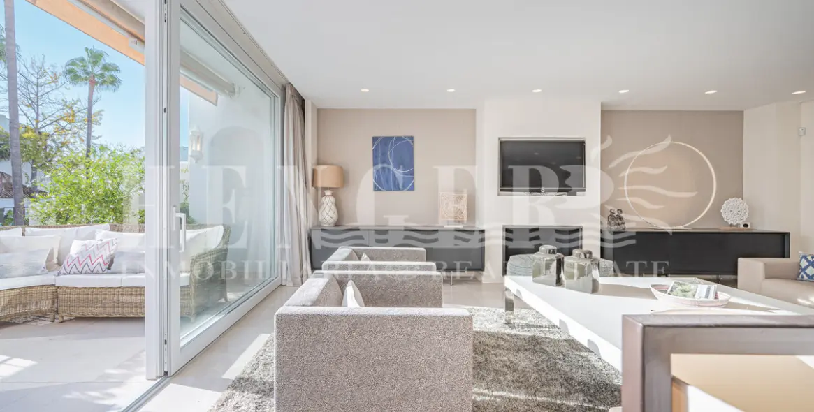 Short-term rent of penthouse in The Golden Mile 9