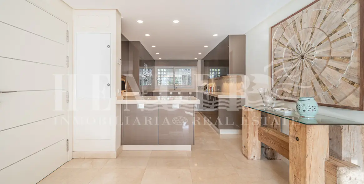 Short-term rent of penthouse in The Golden Mile 11