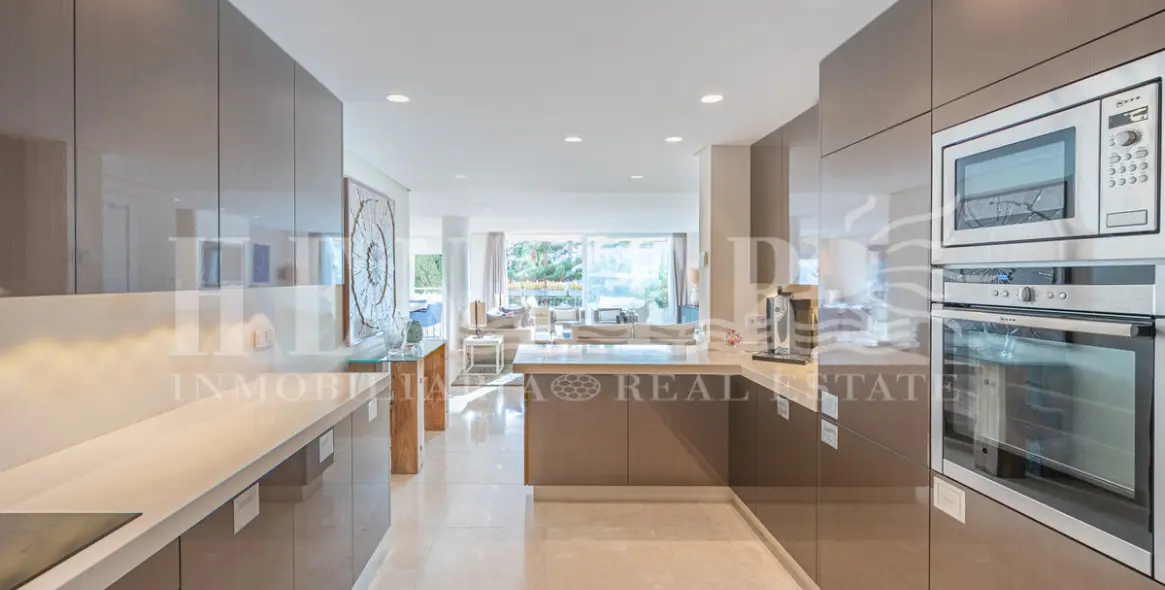 Short-term rent of penthouse in The Golden Mile 12