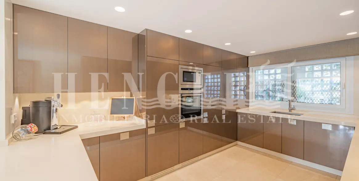 Short-term rent of penthouse in The Golden Mile 13