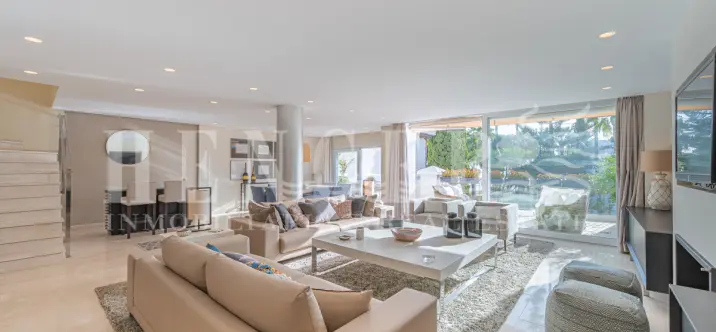 Short-term rent of penthouse in The Golden Mile 3