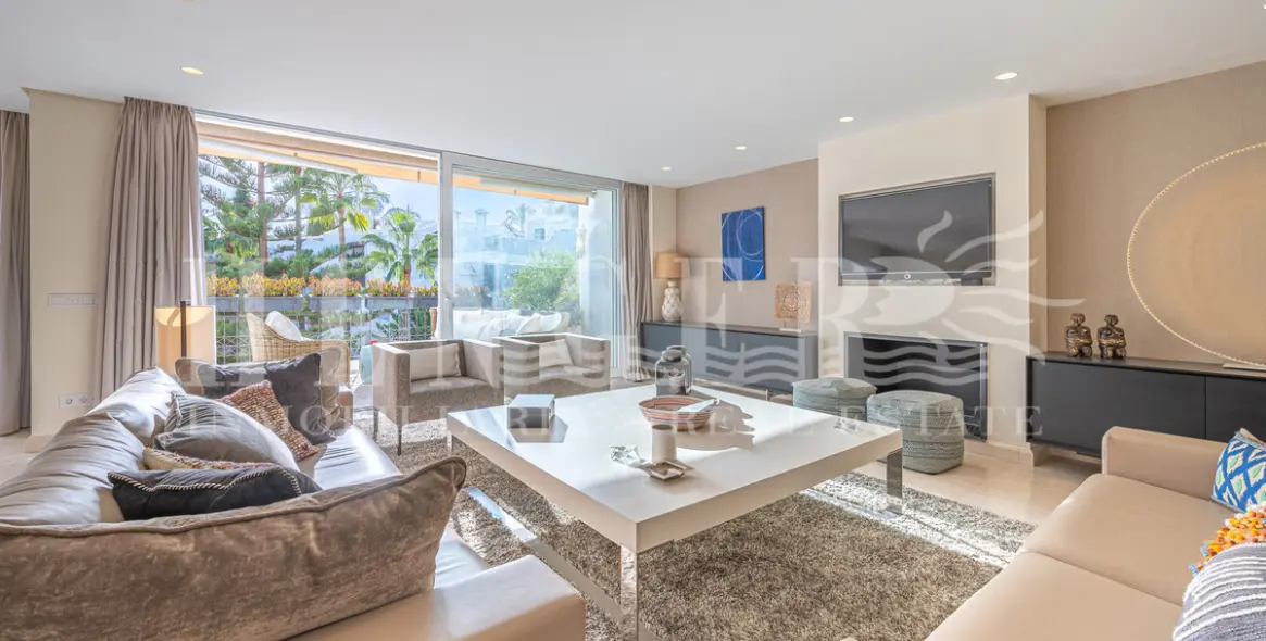 Short-term rent of penthouse in The Golden Mile 8