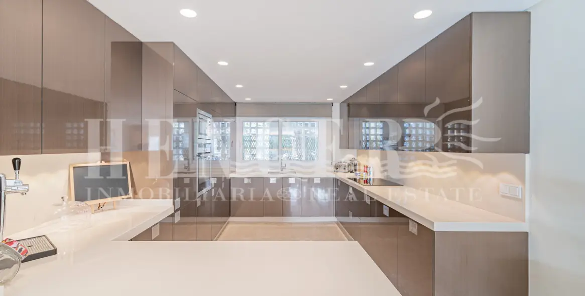 Short-term rent of penthouse in The Golden Mile 14