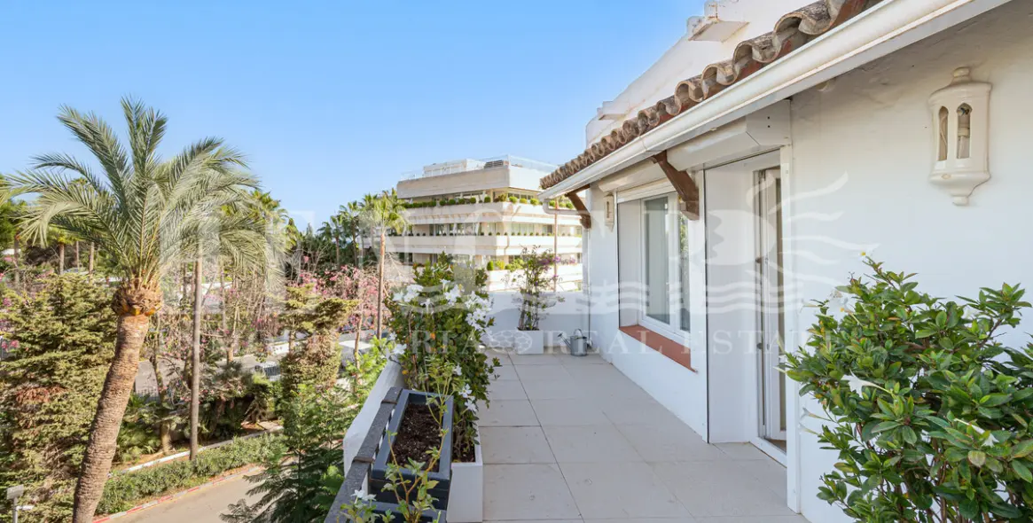 Short-term rent of penthouse in The Golden Mile 17