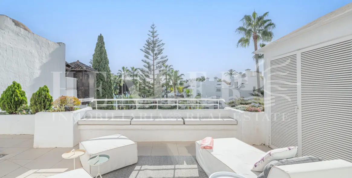 Short-term rent of penthouse in The Golden Mile 29