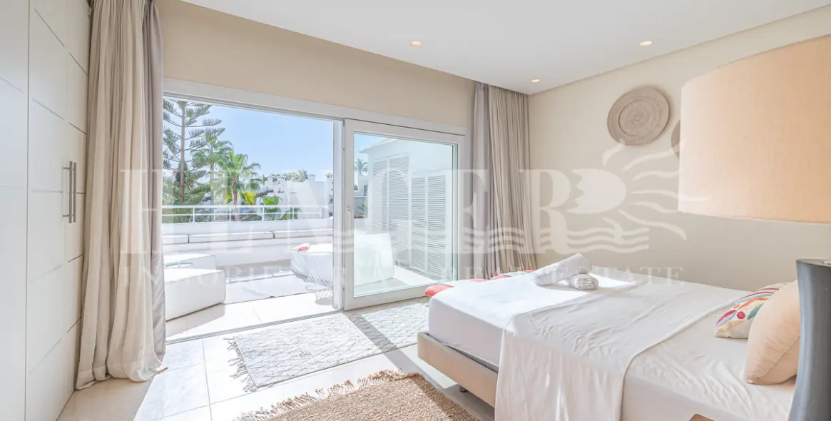 Short-term rent of penthouse in The Golden Mile 32