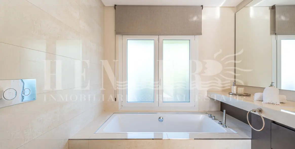 Short-term rent of penthouse in The Golden Mile 37