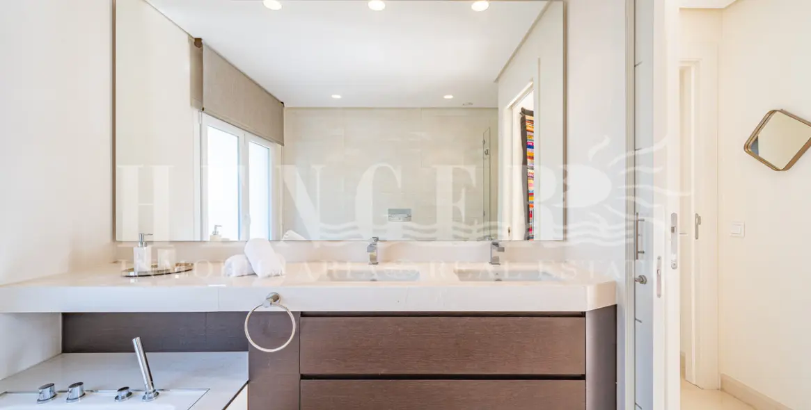 Short-term rent of penthouse in The Golden Mile 38