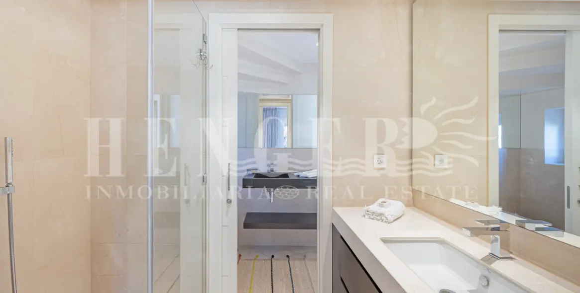 Short-term rent of penthouse in The Golden Mile 39