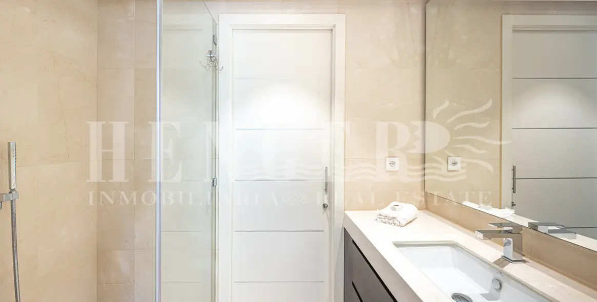 Short-term rent of penthouse in The Golden Mile 43