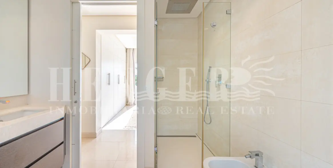 Short-term rent of penthouse in The Golden Mile 44