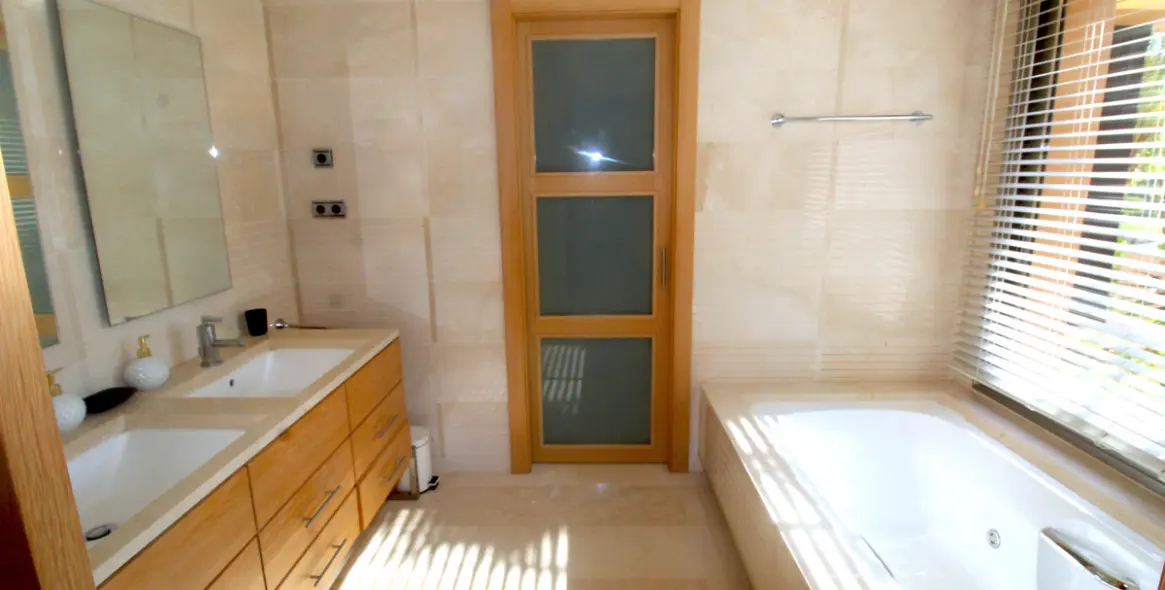 Short-term rent of middle floor apartment in Sierra Blanca 7