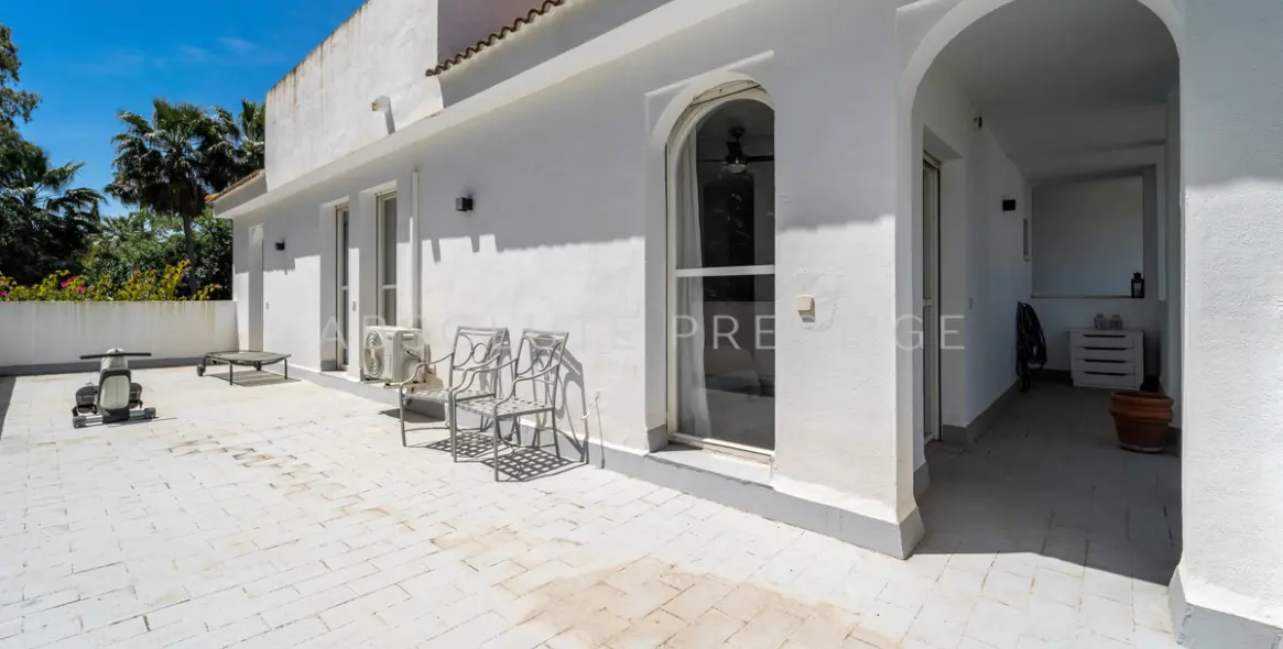 Short-term rent of detached villa in Nueva Andalucía 27