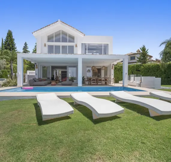 Long-term rent of detached villa in El Paraiso