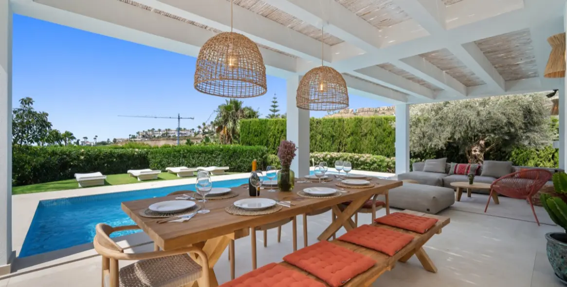 Long-term rent of detached villa in El Paraiso 3