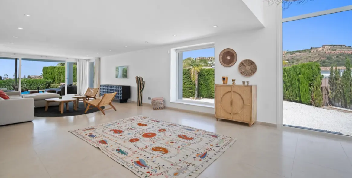 Long-term rent of detached villa in El Paraiso 4