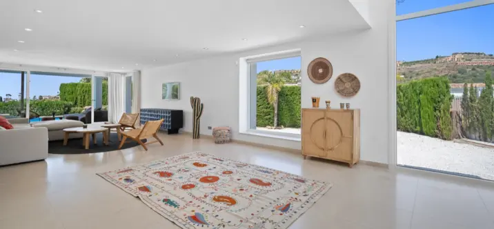 Long-term rent of detached villa in El Paraiso 3